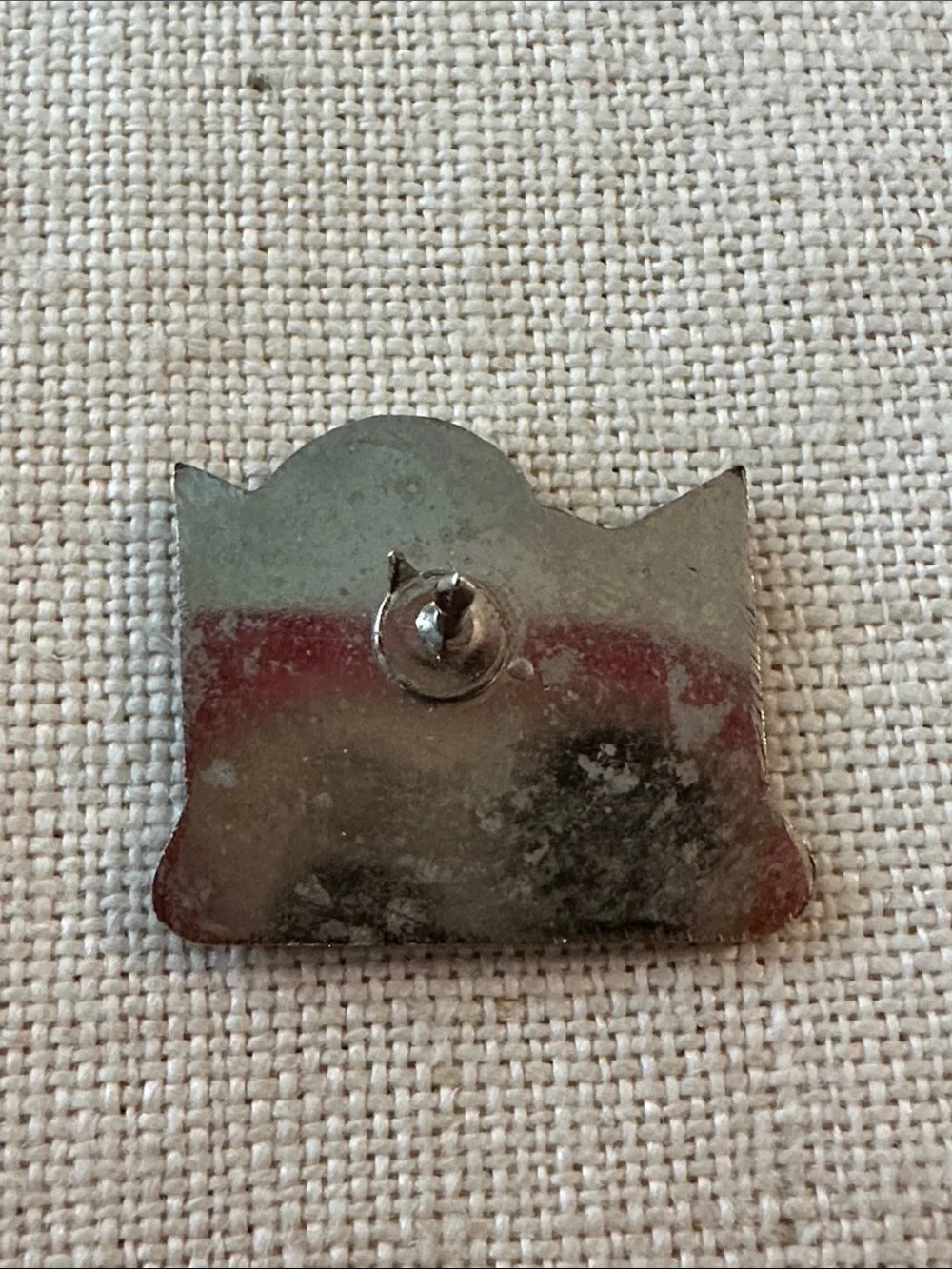 Vintage Le Foyer du Vignot enamel lapel pin